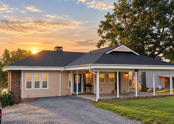 4br Lakefront Luxury - Hot Tub, Dock And Fire Pit *