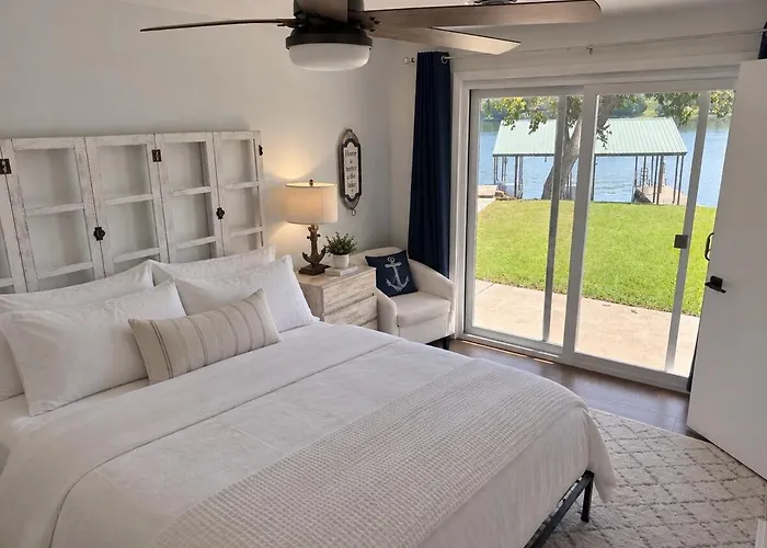 4br Lakefront Luxury - Hot Tub, Dock And Fire Pit *